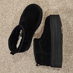 UGG CLASSIC ULTRA MINI SUEDE PLATFORM BOOTS - BLACK, WOMENS SIZE 8
